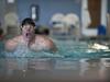 Cómo definir los abdominales con la natación