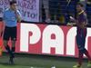 Dani Alves se come un plátano arrojado por un aficionado