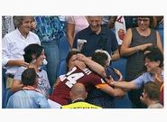 Jugador marca gol y lo celebra con su abuela