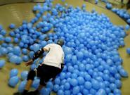 Cómo andar en skate en una pista con 5001 globos