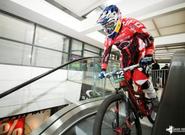 [Video] Realizan descenso de MTB en un mall