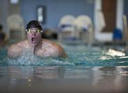 Cómo definir los abdominales con la natación