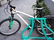 El proyecto de reciclaje que transforma bicicletas viejas en estacionamientos