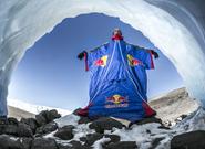 Deportista ruso salta por primera vez el Kilimanjaro, el monte más alto de África