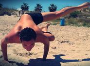 El yoga también la lleva entre los hombres