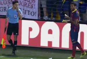 Dani Alves se come un plátano arrojado por un aficionado