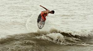 Skimboard, el deporte acuático de moda