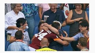 Jugador marca gol y lo celebra con su abuela