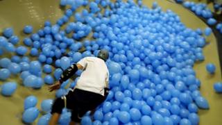 Cómo andar en skate en una pista con 5001 globos