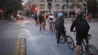 Estudio señala que la bicicleta es el medio más rápido para trasladarse en Santiago