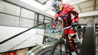 [Video] Realizan descenso de MTB en un mall
