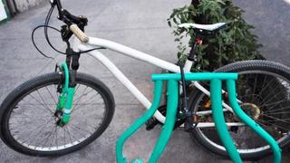 El proyecto de reciclaje que transforma bicicletas viejas en estacionamientos