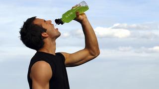 ¿Cuánta agua se debe tomar antes, durante y después del ejercicio?