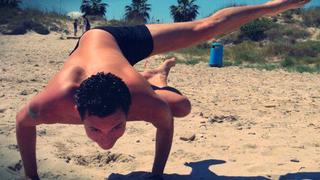 El yoga también la lleva entre los hombres