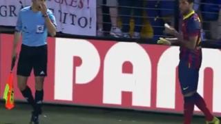 Dani Alves se come un plátano arrojado por un aficionado