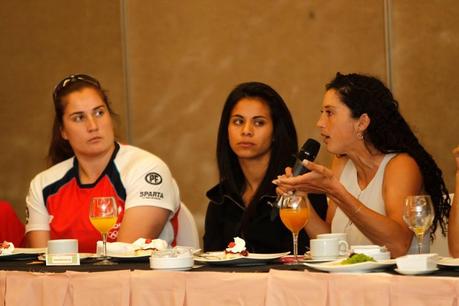 Mujeres deportistas se reúnen para hablar sobre inclusión