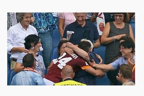 Jugador marca gol y lo celebra con su abuela