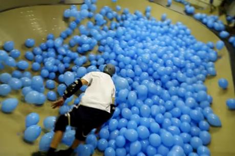 Cómo andar en skate en una pista con 5001 globos