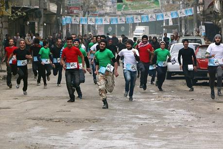 Corredores salen a la calle en Siria en medio de la guerra civil