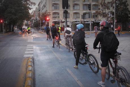 Estudio señala que la bicicleta es el medio más rápido para trasladarse en Santiago