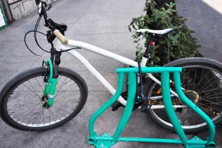 El proyecto de reciclaje que transforma bicicletas viejas en estacionamientos