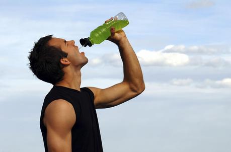 ¿Cuánta agua se debe tomar antes, durante y después del ejercicio?