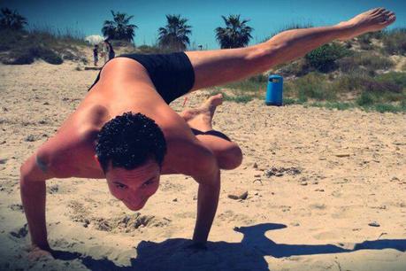 El yoga también la lleva entre los hombres