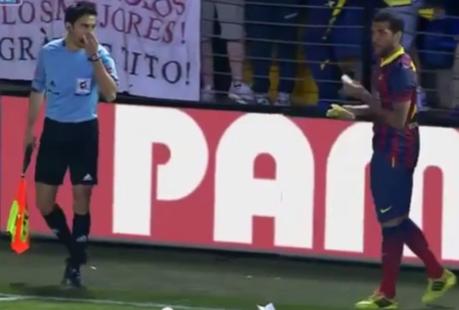 Dani Alves se come un plátano arrojado por un aficionado