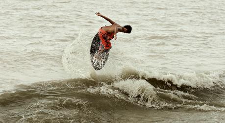 Skimboard, el deporte acuático de moda