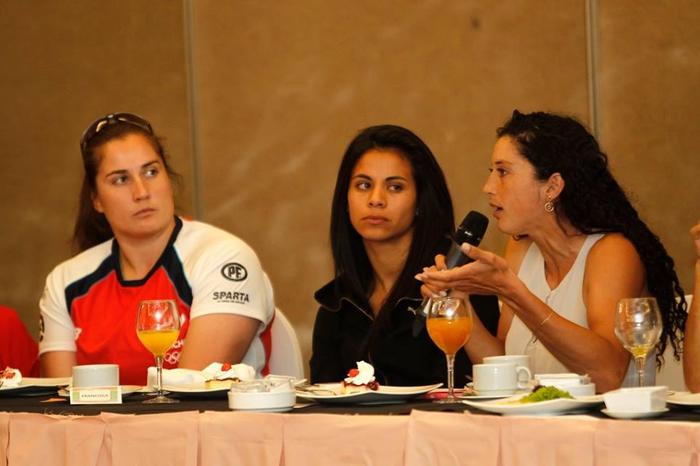 Mujeres deportistas se reúnen para hablar sobre inclusión