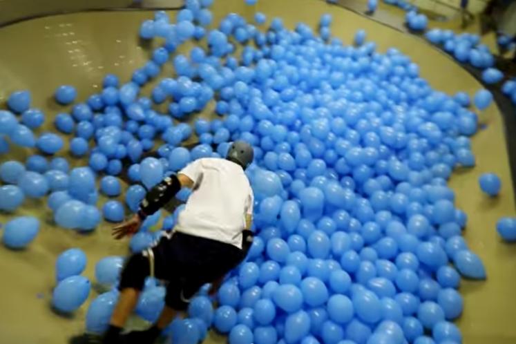 Cómo andar en skate en una pista con 5001 globos