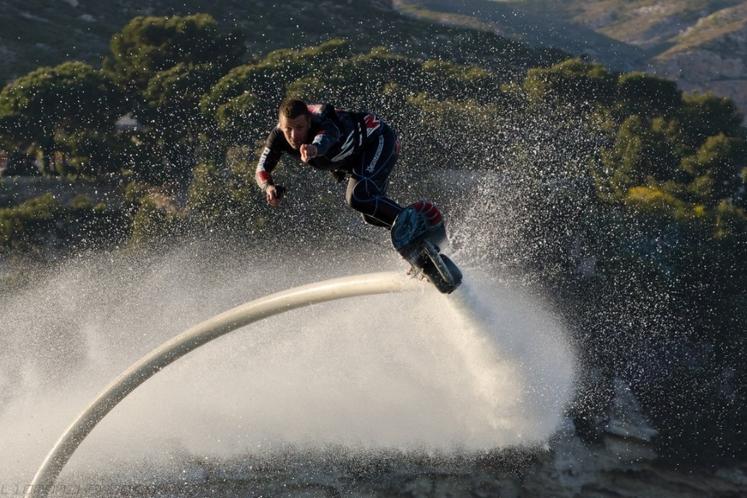 Hoverboard, un deporte para volar sobre el agua