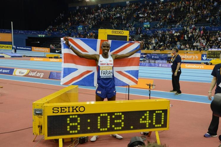 Mo Farah bate el récord mundial de las dos millas bajo techo