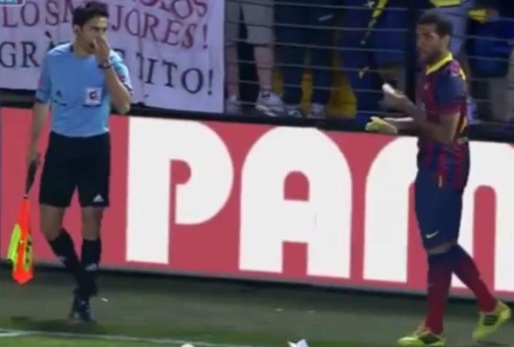 Dani Alves se come un plátano arrojado por un aficionado