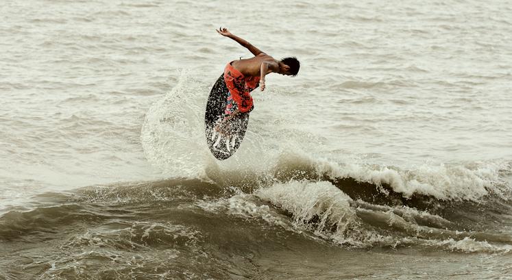 Skimboard, el deporte acuático de moda