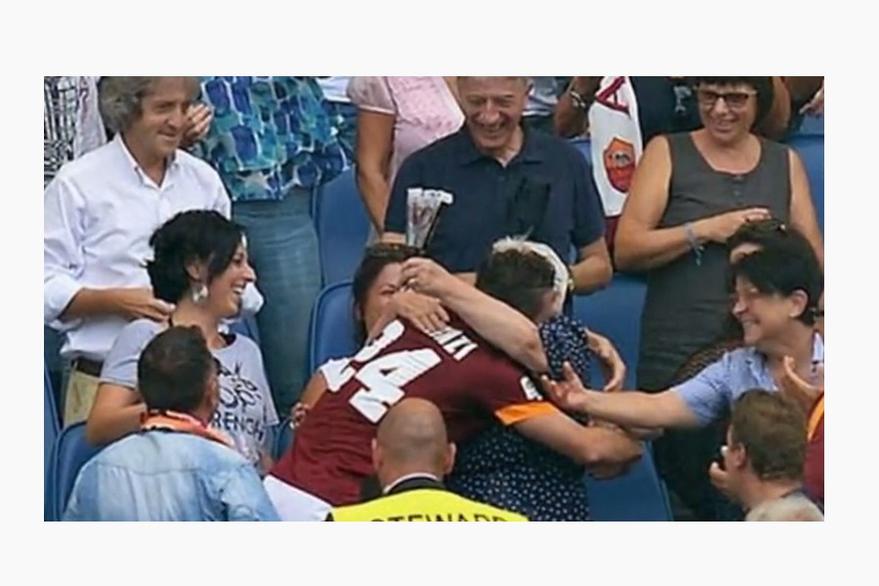 Jugador marca gol y lo celebra con su abuela