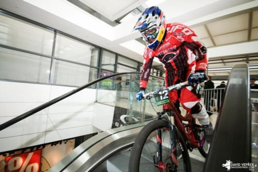 [Video] Realizan descenso de MTB en un mall