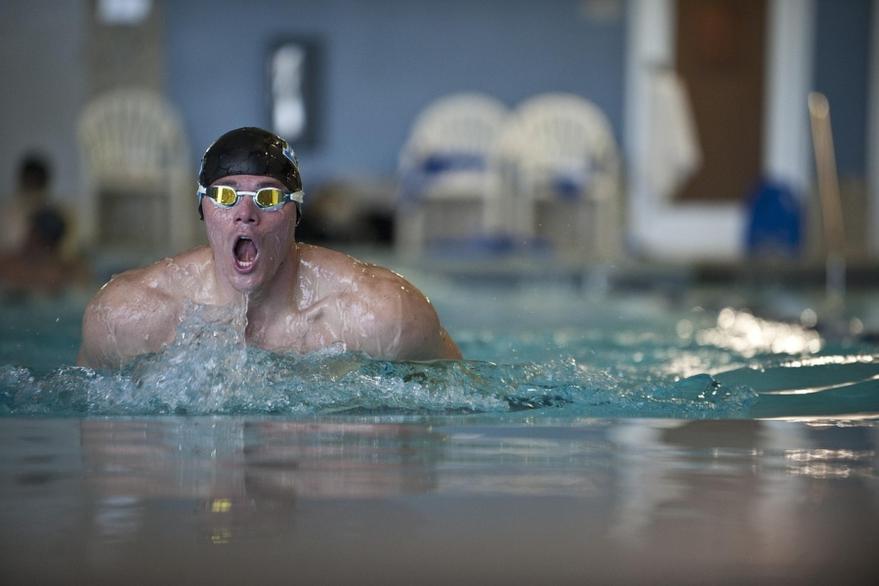 Cómo definir los abdominales con la natación