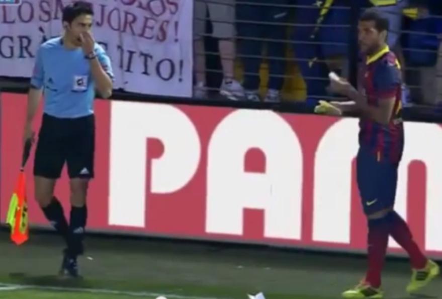 Dani Alves se come un plátano arrojado por un aficionado