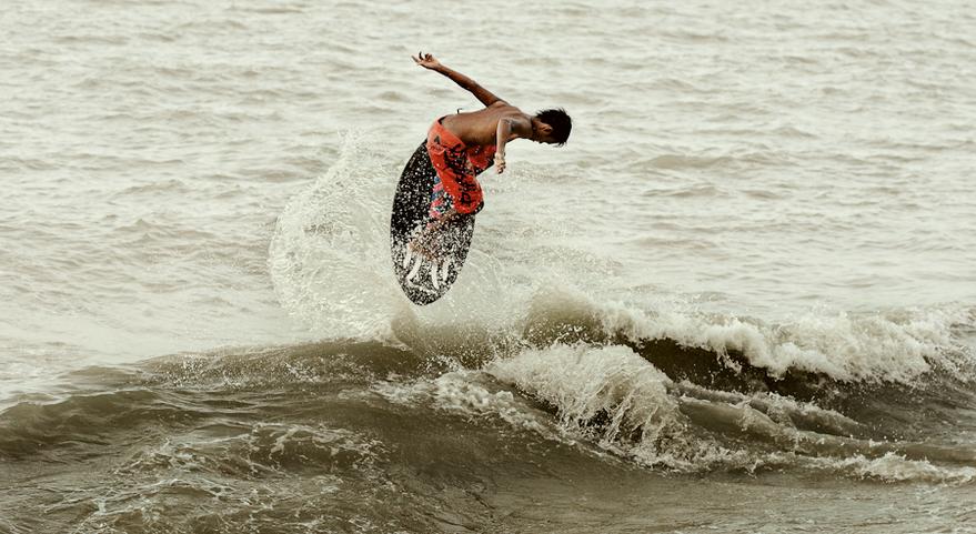Skimboard, el deporte acuático de moda
